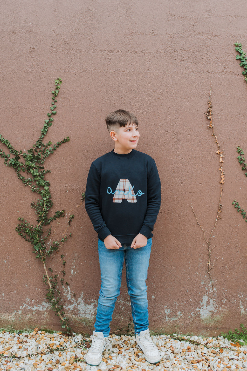 SUDADERA NIÑO/A PERSONALIZADA CON LETRA + NOMBRE (3 meses–12 años) - Imagen 2