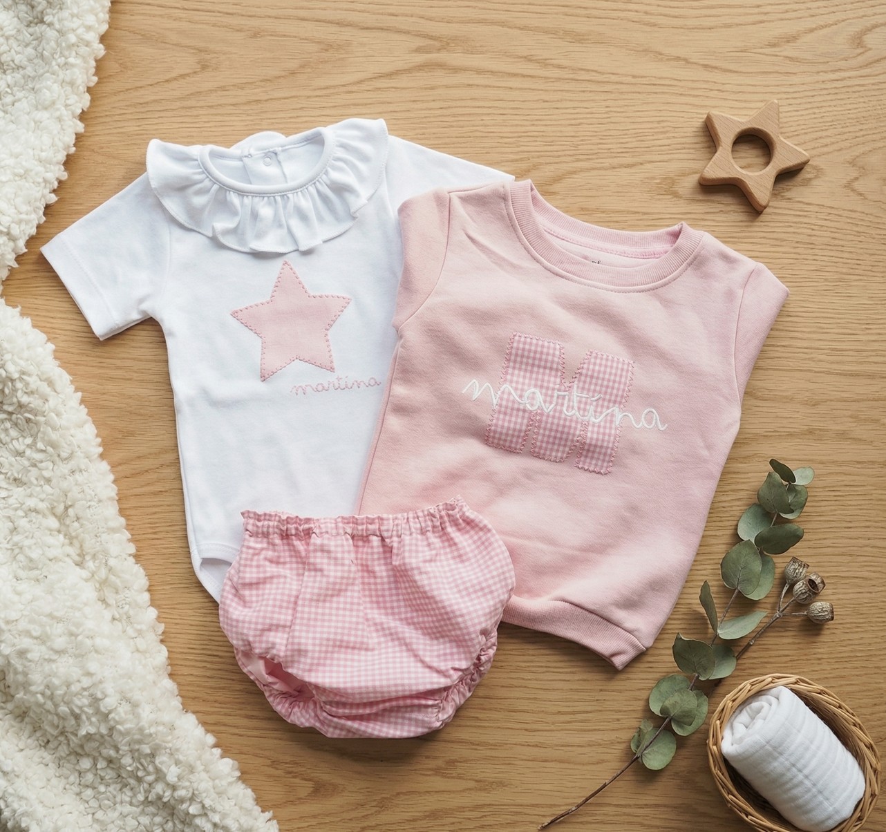 Conjunto 3 Piezas Personalizado | Sudadera + Camiseta Estrella con Nombre + Cubrepañal (0–8 años) - Imagen 4