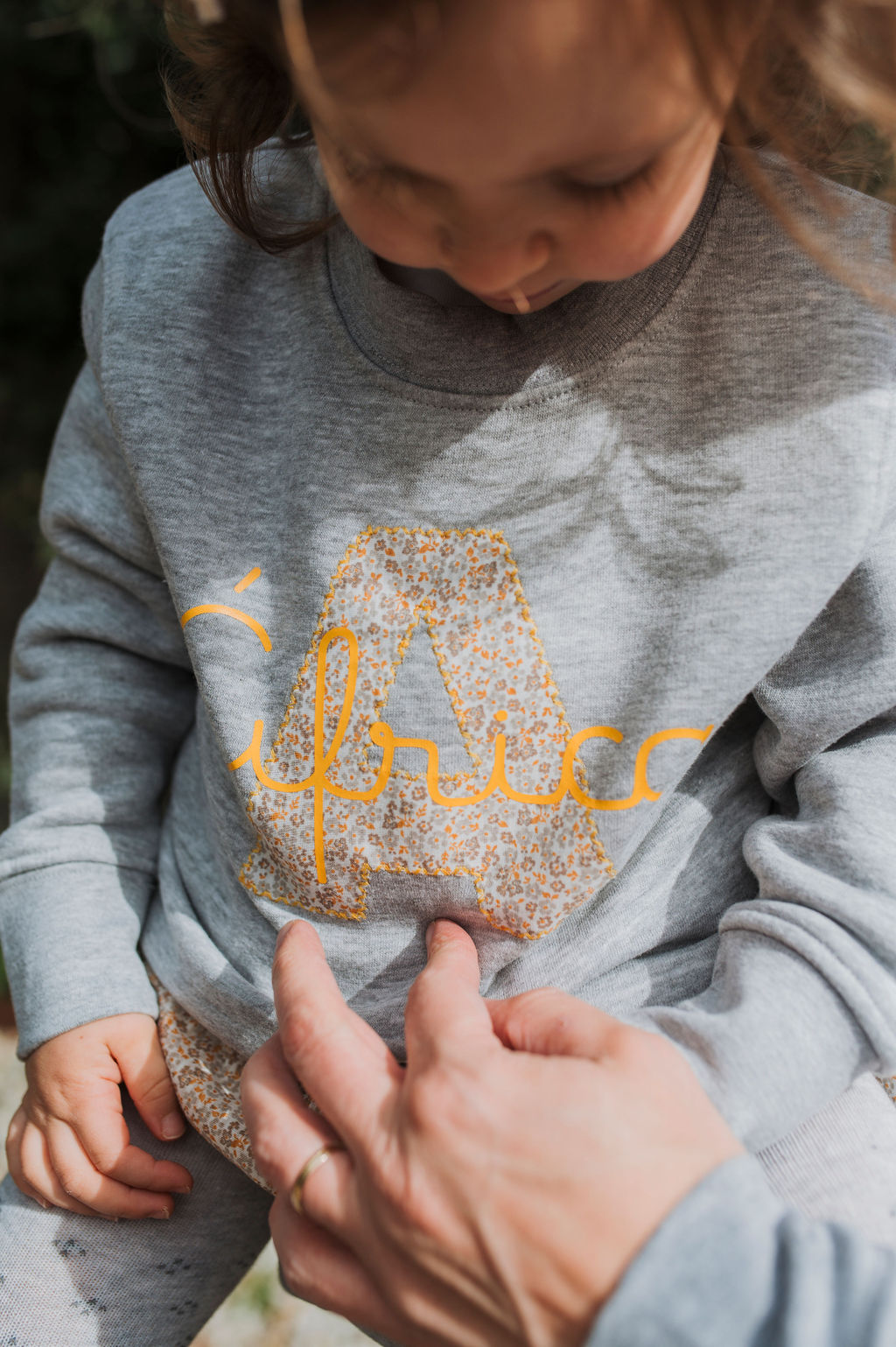 SUDADERA NIÑO/A PERSONALIZADA CON LETRA + NOMBRE (3 meses–12 años) - Imagen 4