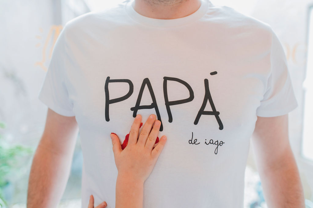 Camiseta Personalizada Papá / Mamá Mano o Pie Real - Imagen 4
