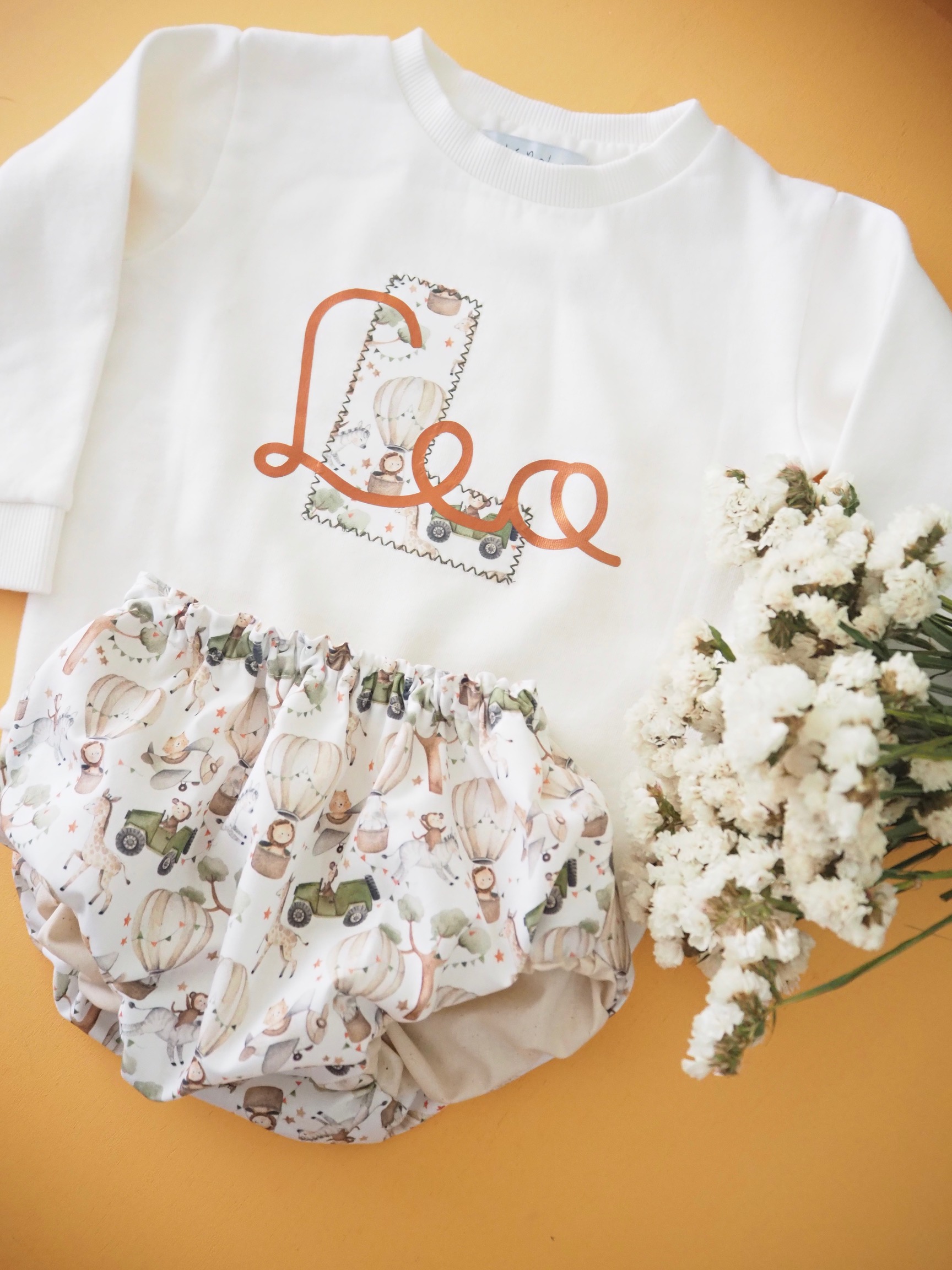 Conjunto dos piezas body + cubrepañal/short/bragafalda Personalizado Letra Cruzada - Imagen 7