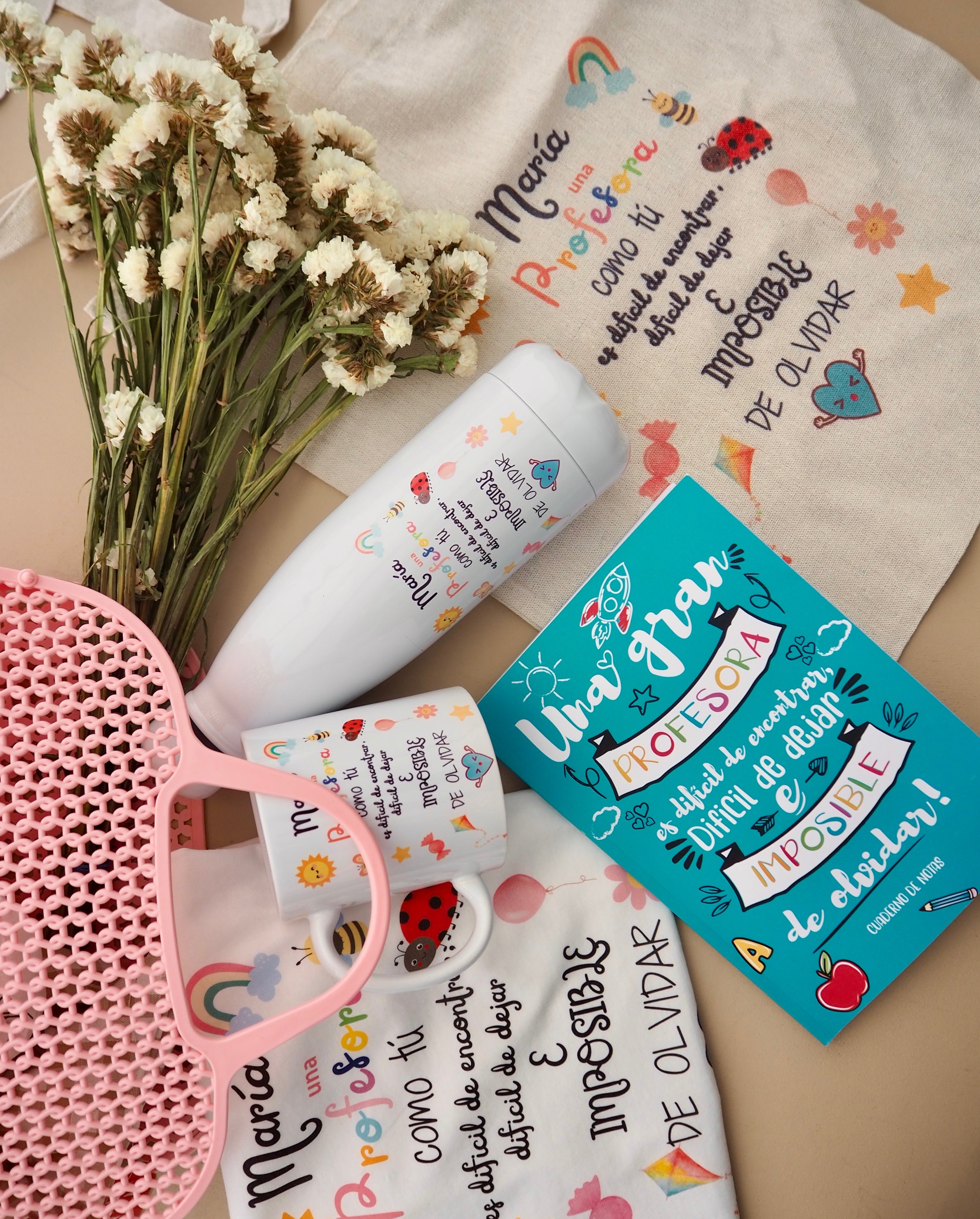 Cesta Profe Personalizada (Camiseta + Tote Bag + Taza + Botella+ Libreta) - Imagen 3