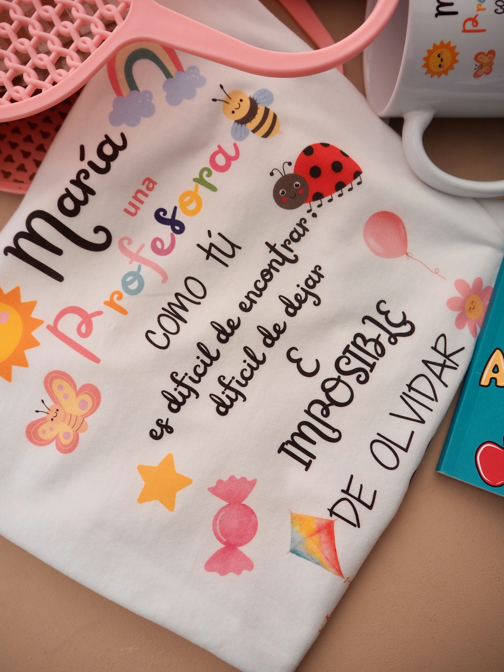 Cesta Profe Personalizada (Camiseta + Tote Bag + Taza + Botella+ Libreta) - Imagen 6