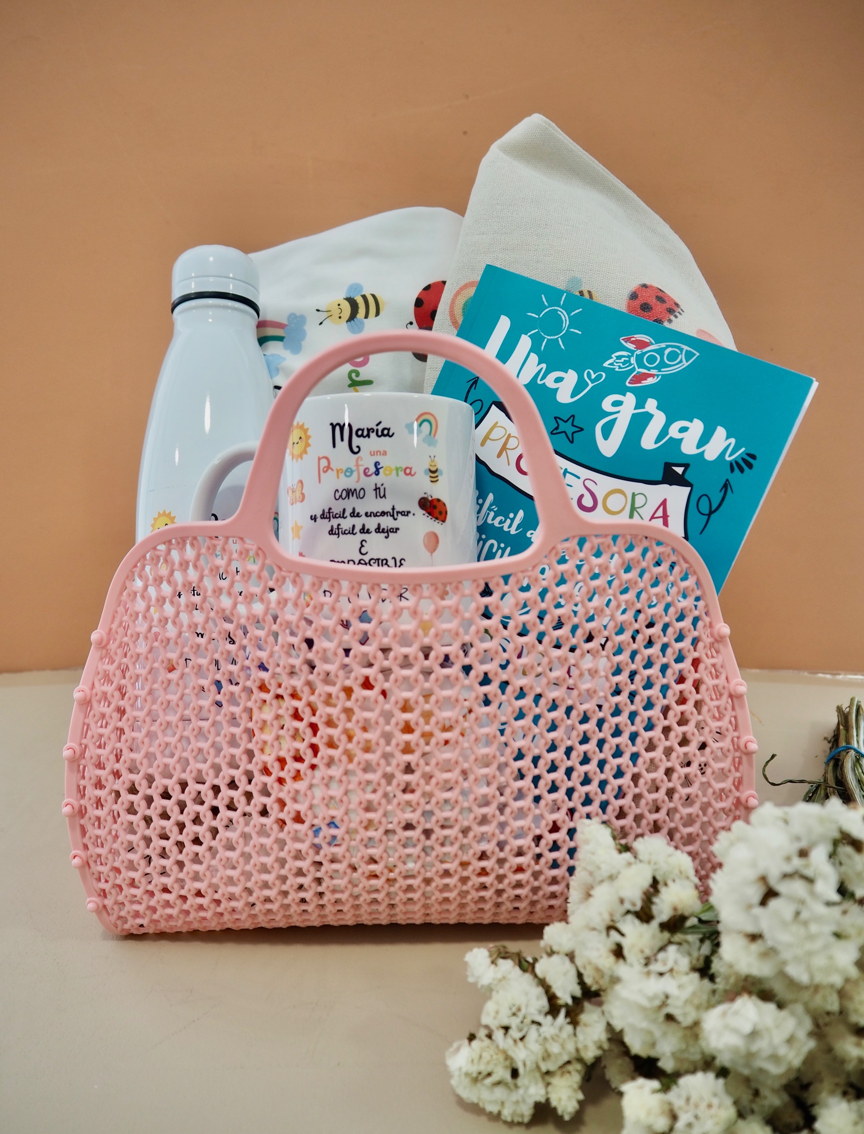 Cesta Profe Personalizada (Camiseta + Tote Bag + Taza + Botella+ Libreta)