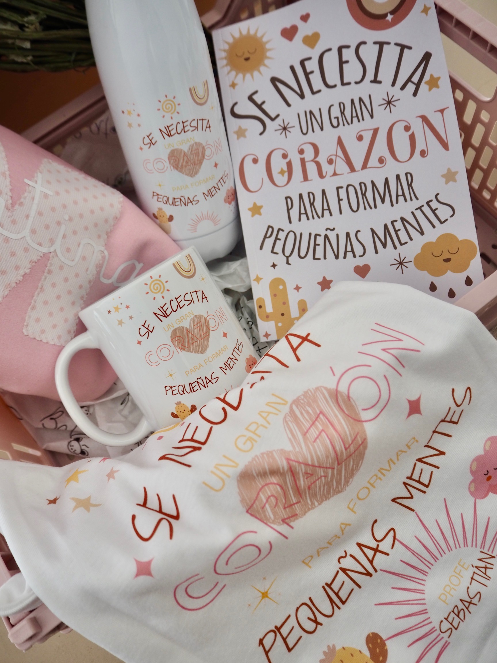 Cesta Profe Personalizada (Camiseta + Tote Bag + Taza + Botella+ Libreta) - Imagen 5