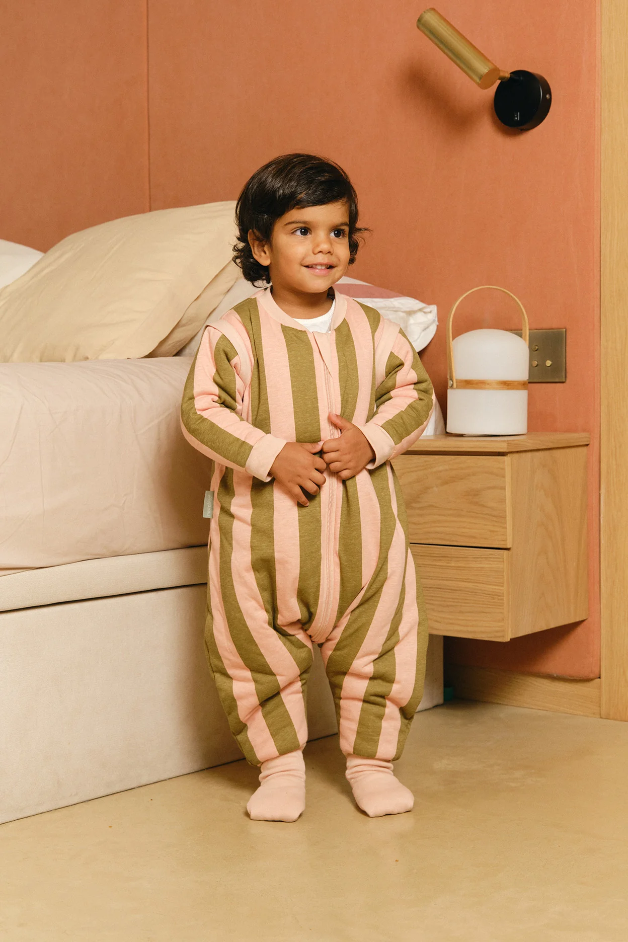 Pijama manta con mangas y calcetines antideslizantes - Khaki & Rose Stripes - TOG 2.5 - Imagen 6