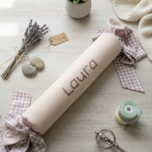 Cojín Antivuelco con Nombre Bordado | Funda Extraíble (60 cm) · Colección Cherie