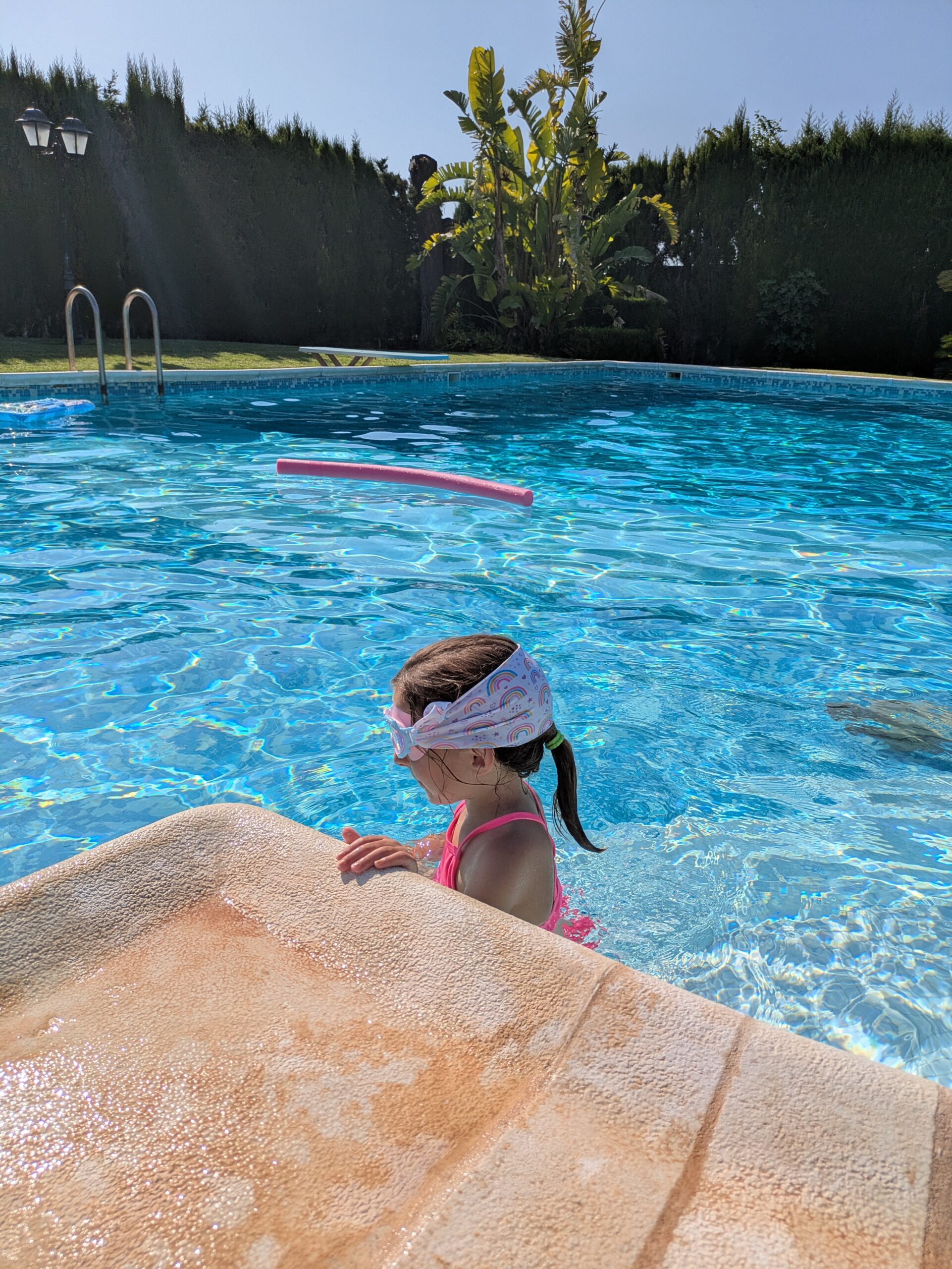Gafas Infantiles Rosas con Turbante Arcoiris - Imagen 2