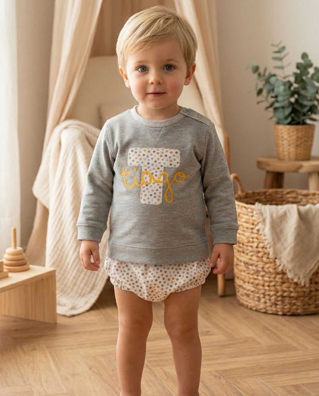 Conjunto 3 Piezas Personalizado | Sudadera Letra + Camiseta con Bolsillo + Cubrepañal (0–8 años) - Imagen 2