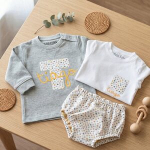 Conjunto 3 Piezas Personalizado | Sudadera Letra + Camiseta con Bolsillo + Cubrepañal (0–8 años)