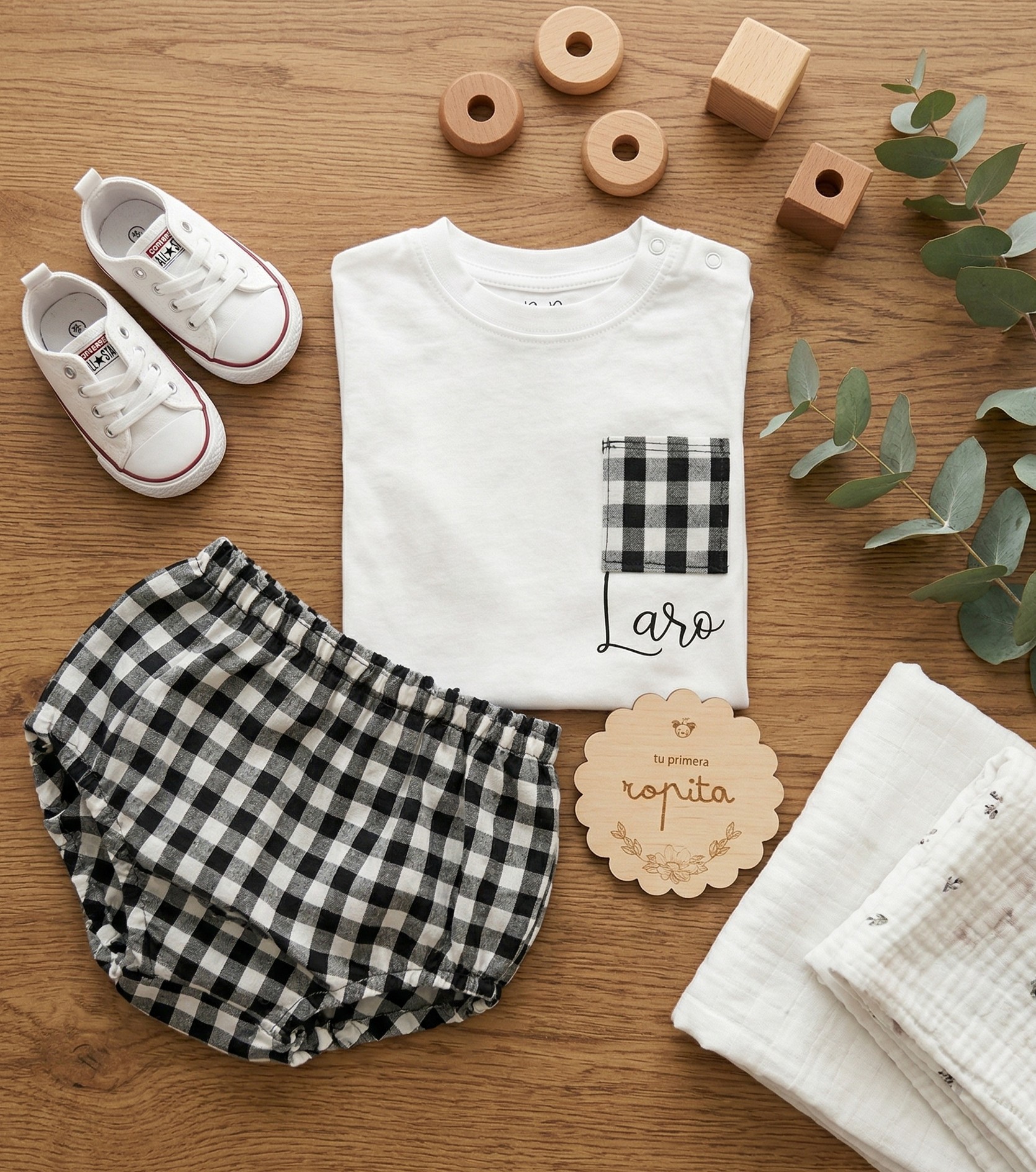 Conjunto 2 Piezas | Camiseta con Bolsillo + Cubrepañal Personalizado (0–8 años) - Imagen 2
